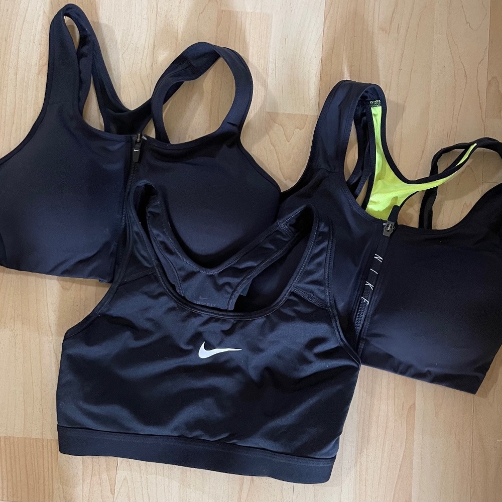 Nike sports bras size M